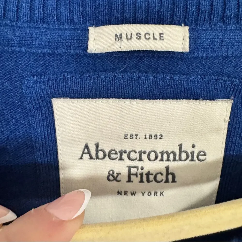 Abercrombie & Fitch blue neck